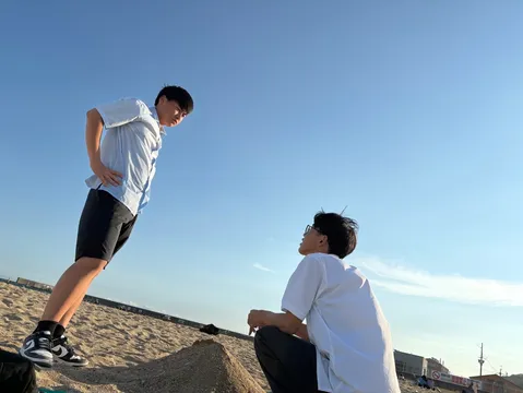 空と砂、若者の交差
