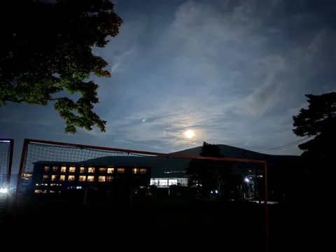 月明かりの下の運動場