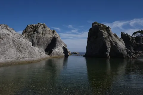 静寂の岸辺、岩と海の対話