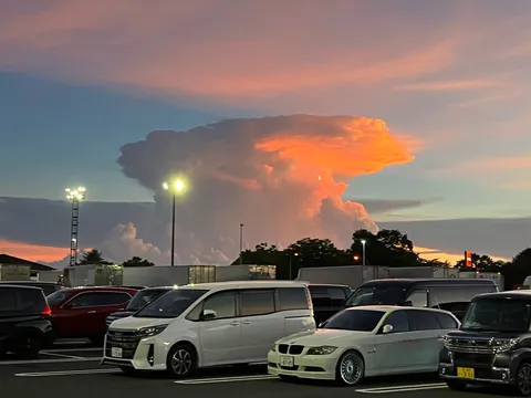 夕暮れの巨大雲と駐車場