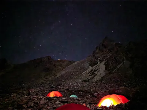 星降る夜、山小屋の灯り