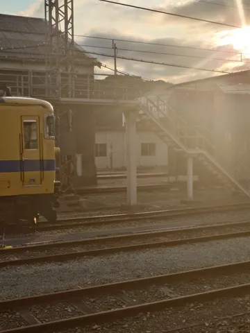 夕暮れ、電車の窓からの光景