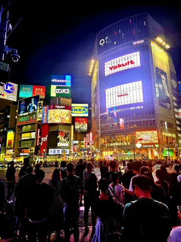 ネオンきらめく都会の交差点