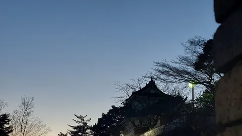 三日月と古刹のシルエット