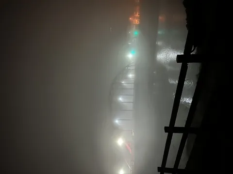 夜霧に包まれた幻想的な橋