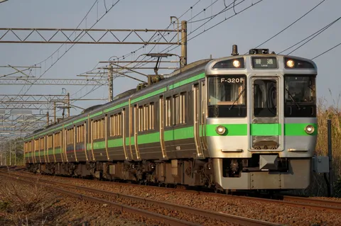 輝く車体のローカル線
