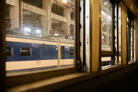 窓枠越しの工場風景