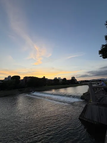 水面の夕焼け、都会の静かな時間