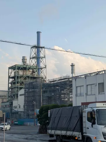 青空と重厚な工場施設
