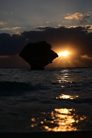 沈む太陽と海の灯り