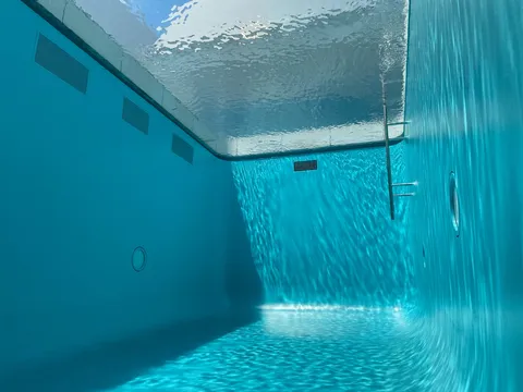 水中に刻む光の波紋