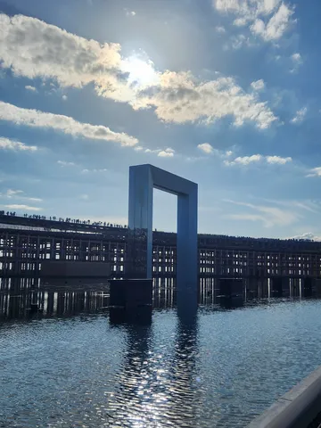 水面に映る、静寂のゲート