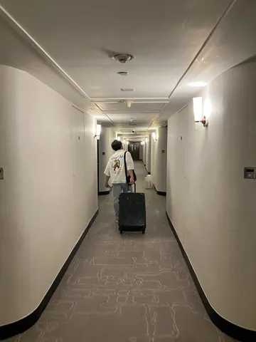 旅路の始まり、静かな廊下