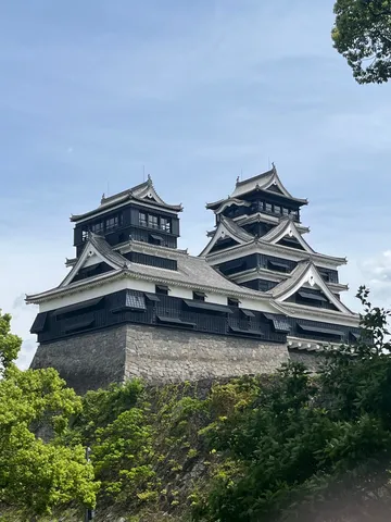 風をまとう城郭の影