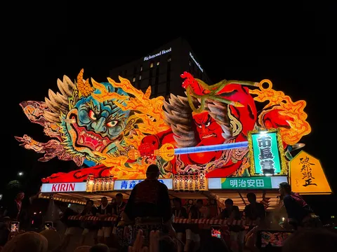 夜の祭りに燃える光の巨像