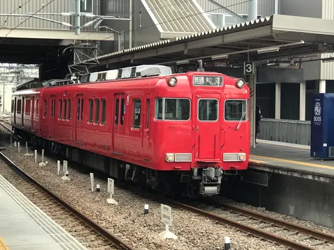 駅に輝く真紅の列車