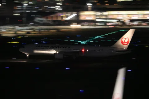 夜の滑走路を走る旅客機
