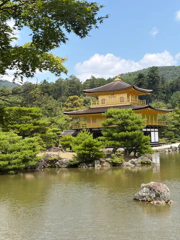 黄金の寺院、水面に映る静寂