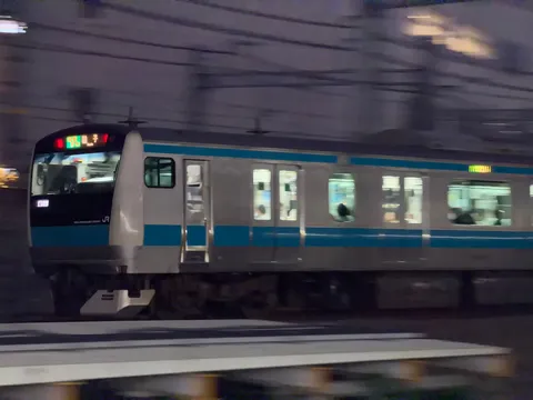 夜を駆ける青い列車