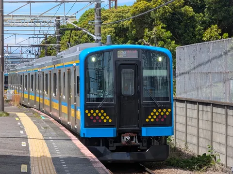 青と黄色、夏の電車の風景