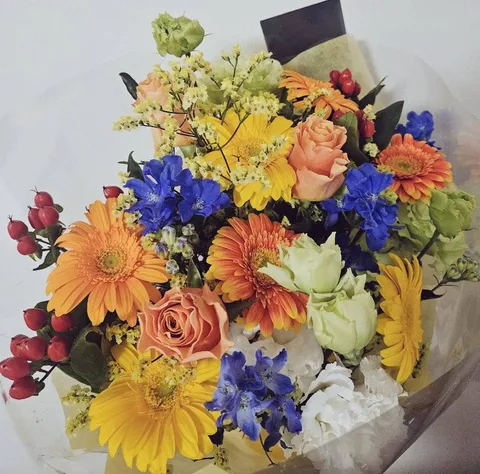 彩り豊かで華やかな花束