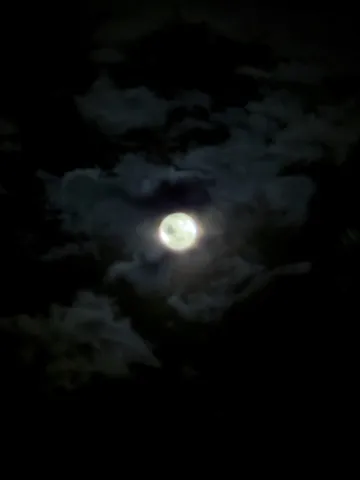 雲間から覗く月光
