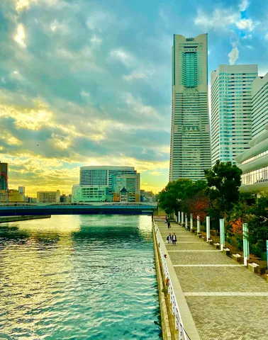 水面きらめく、黄昏の都市