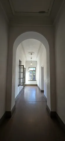 光と影のアーチ廊