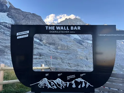 壁越しに映える山影