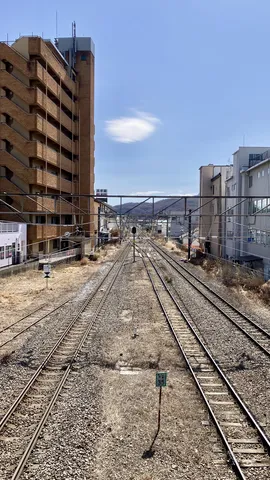 線路が続く街の午後
