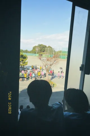 窓越しに広がる賑わい