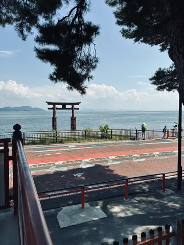 水辺の鳥居と夏空