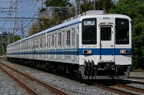 青いラインの列車、日常を運ぶ