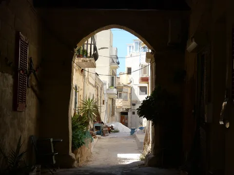 光と影の路地裏