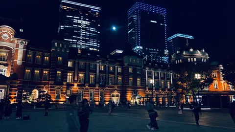 光る夜景と月コラボ
