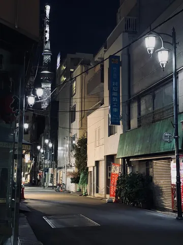 夜の路地に灯る街の声