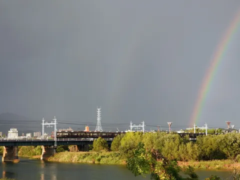 雨上がりの鉄路に虹がかかる