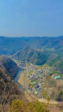 山間の町を流れる川の眺め