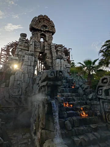 石と炎の神話風景