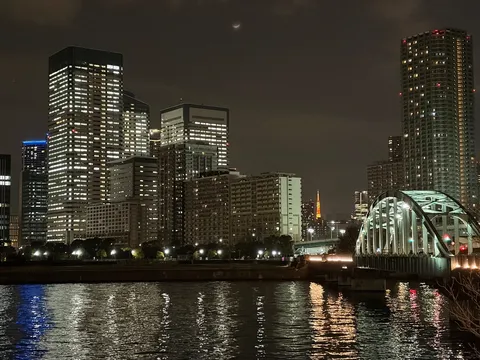 都会の夜景と静かな水面