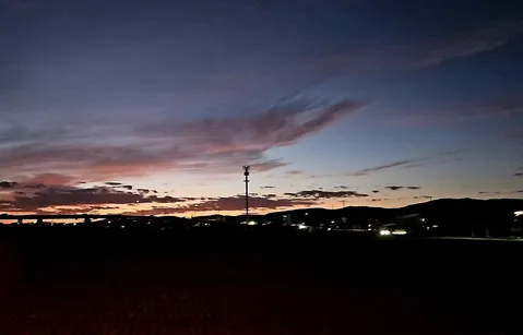 夕暮れ、都会の灯り