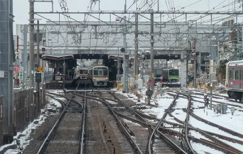 雪の中の線路と列車たち