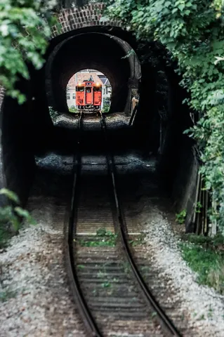 トンネルの向こう、オレンジ色の旅人