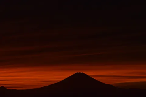 燃えるような夕暮れの山頂