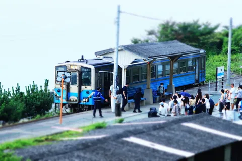 風情ある駅の出発風景