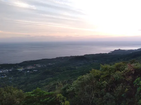 静寂の海と緑の丘