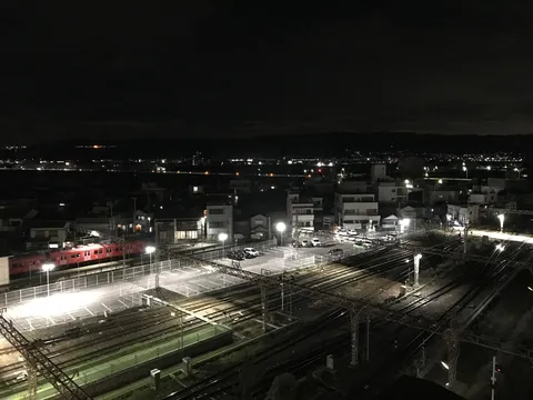 眠らない街の灯りと静かな夜汽車