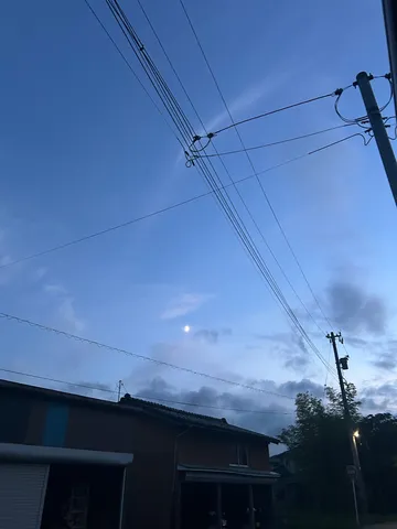 空に絡む線と月影
