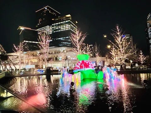 冬の夜、光るクマと水辺の煌めき