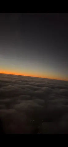 水平線に沈む夕日と雲海